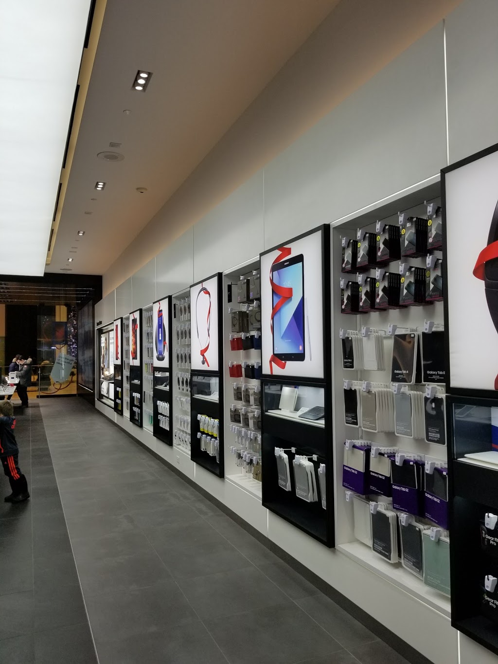 Samsung Experience Store - Yorkdale | 3401 Dufferin St, North York, ON M6A 2T9, Canada | Phone: (416) 784-0819