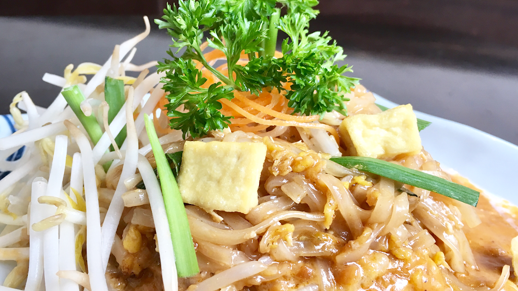 Thai House Cuisine | 2213 Queen St E, Toronto, ON M4E 1E8, Canada | Phone: (416) 686-8541