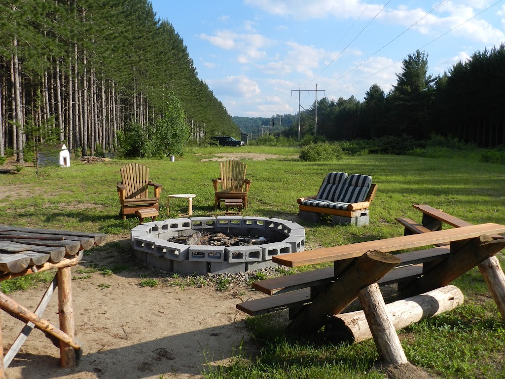 Chalet le Mary-Rose | 3 Chem. du Sommet, Papineau, QC J0X 3C0, Canada | Phone: (819) 968-6008