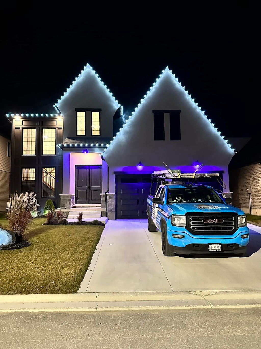 London Christmas Light Installation | 10194 Glendon Dr, Komoka, ON N0L 1R0, Canada | Phone: (519) 520-1384