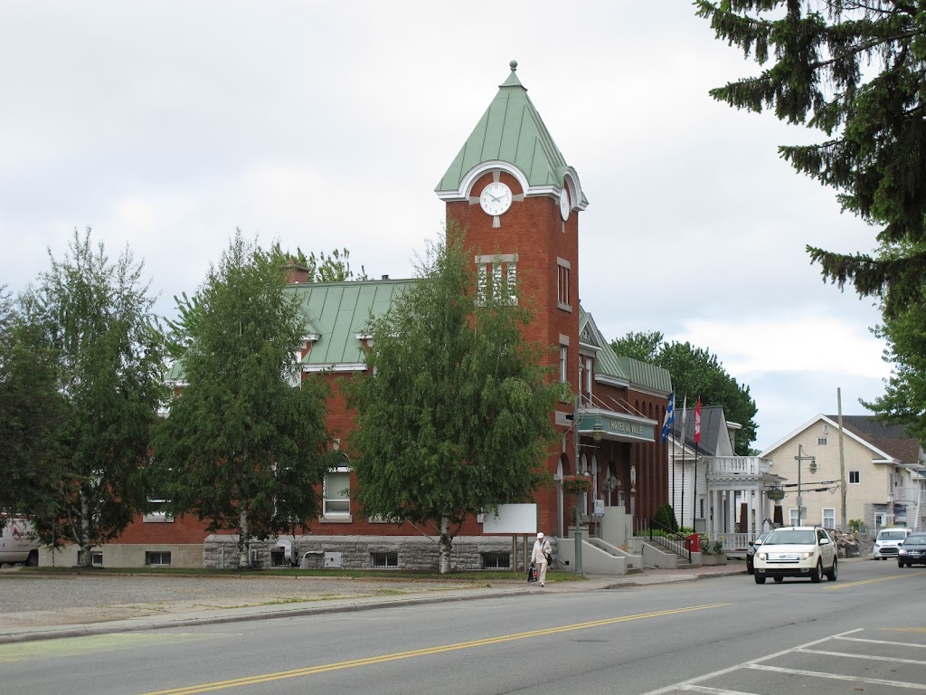 Louiseville Hotel De Ville Adm | 105 Avenue St Laurent, Louiseville, QC J5V 1J6, Canada | Phone: (819) 228-9437