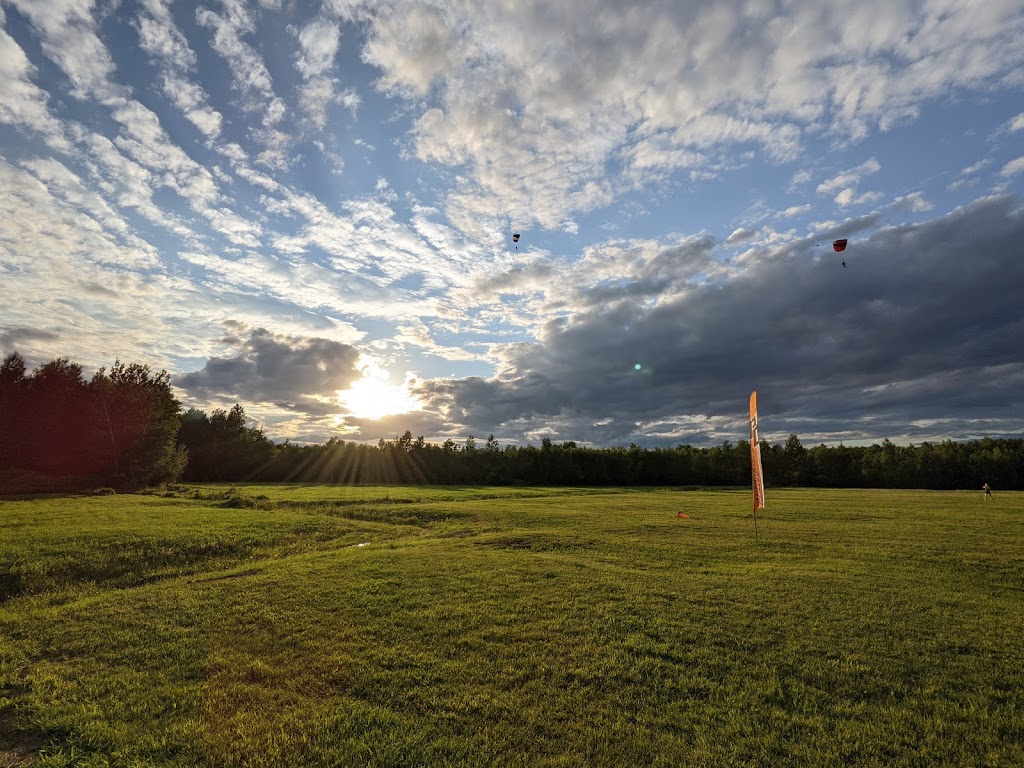 Parachutisme Adrénaline Saint-Jérôme | 881 Rue Lamontagne, Saint-Jérôme, QC J5L 1T8, Canada | Phone: (450) 438-0855