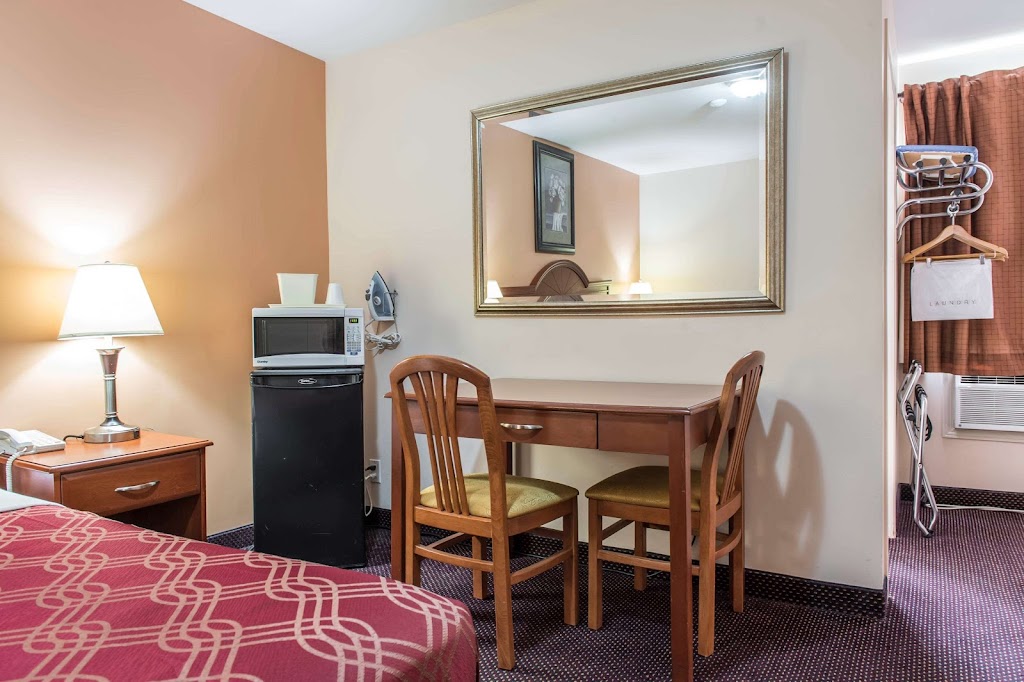 Econo Lodge Inn & Suites | 1218 Pembroke St E, Pembroke, ON K8A 7R9, Canada | Phone: (613) 732-4222