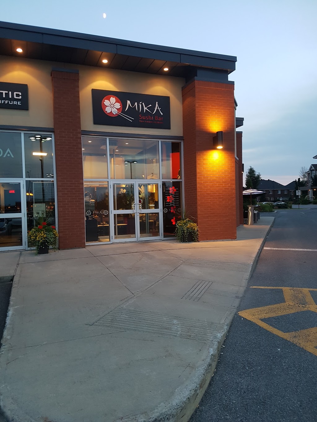 Mika Sushi Bar Fine Cuisine Asiatique | 1 Boulevard de Sardaigne, Candiac, QC J5R 0L5, Canada | Phone: (450) 444-8988