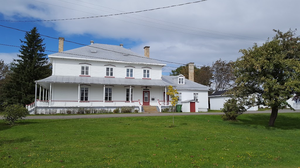 Presbytère catholique Saint-Arsène | 102 Rue Principale, Saint-Arsène, QC G0L 2K0, Canada | Phone: (418) 862-3022