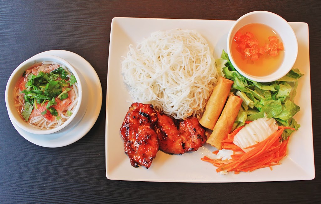 Viet Délices | 427 Boulevard Rosemont, Montréal, QC H2S 1Z2, Canada | Phone: (514) 279-8882