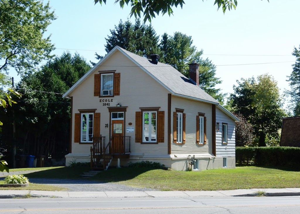 École Bâtie 1841 | 381 Rue de la Visitation, Saint-Charles-Borromée, QC J6E 4N8, Canada | Phone: (450) 394-3975