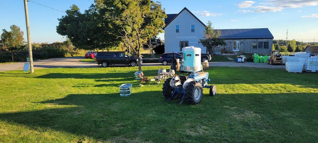 Urban Tractor Farm Winery | 3858 Konkle Rd, Lincoln, ON L3J 2B2, Canada | Phone: (905) 334-6401