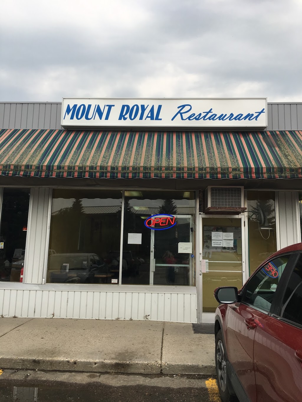 Mount Royal Restaurant | 1605 29th St W, Saskatoon, SK S7L 6B2, Canada | Phone: (306) 384-6155