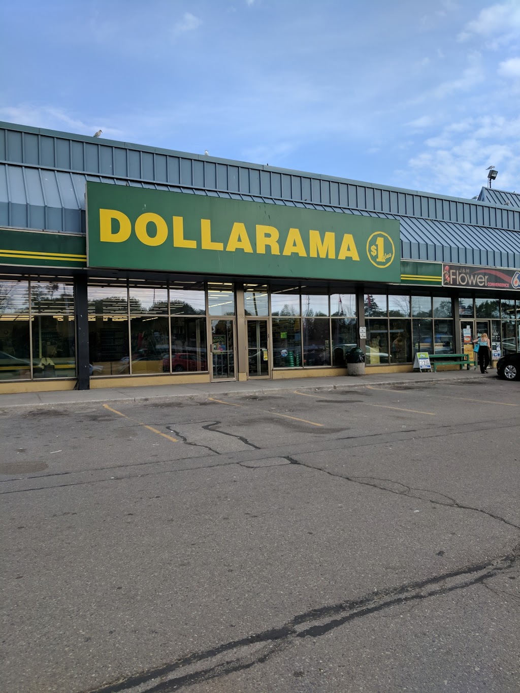 Dollarama | 585 Lakeshore Rd E Cavenshore Shopping Centre, Mississauga, ON L5G 1H9, Canada | Phone: (905) 271-0689