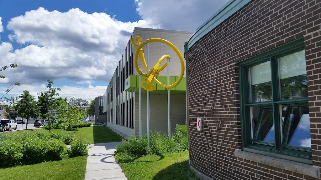 École Gilles-Vigneault | 1400 Avenue de Poutrincourt, Montréal, QC H3M 1Z7, Canada | Phone: (514) 596-5298