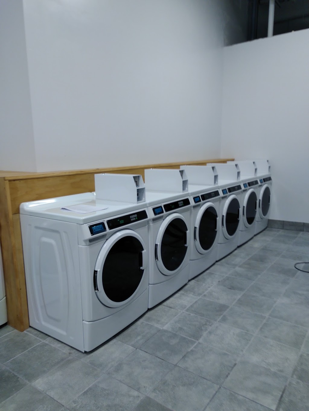 West End Laundromat | 300 Main St Unit 3, Woodstock, ON N4S 1T3, Canada | Phone: (519) 536-1385