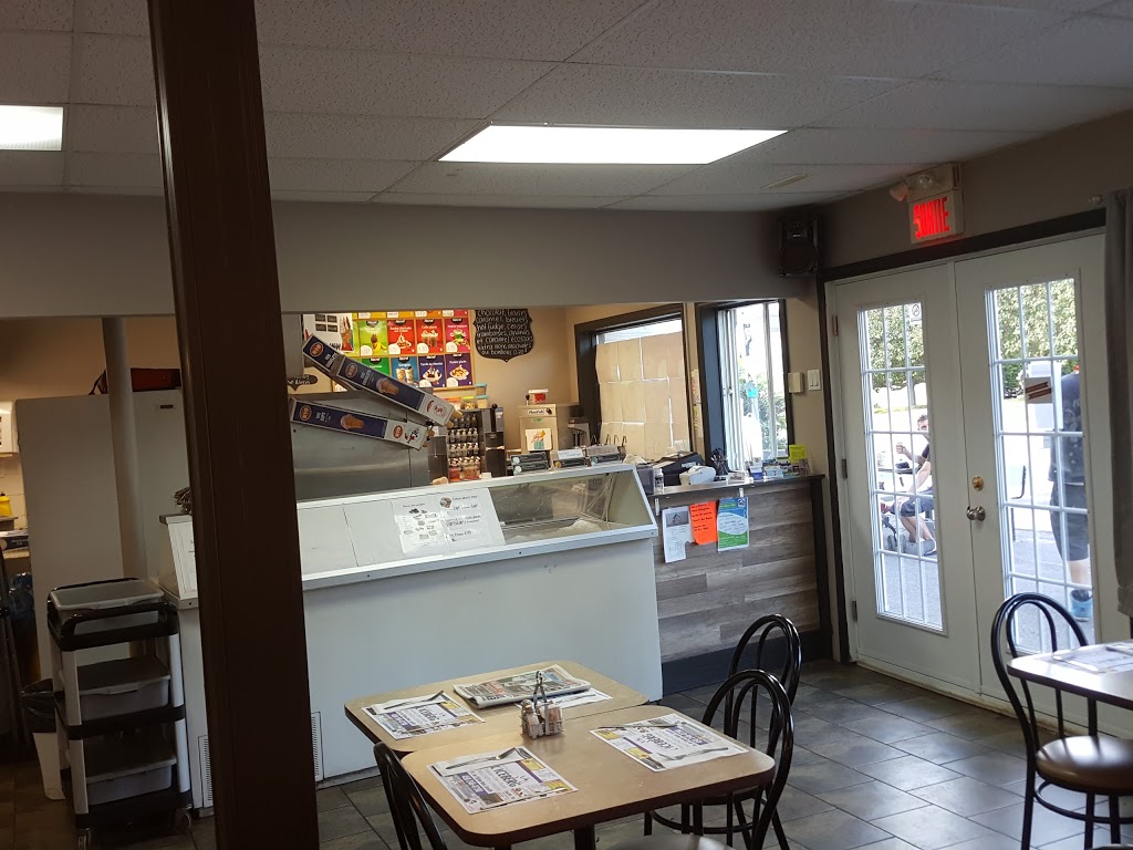 Restaurant LIceberg | 51 Rue de lÉglise N, Lacolle, QC J0J 1J0, Canada | Phone: (450) 246-8790