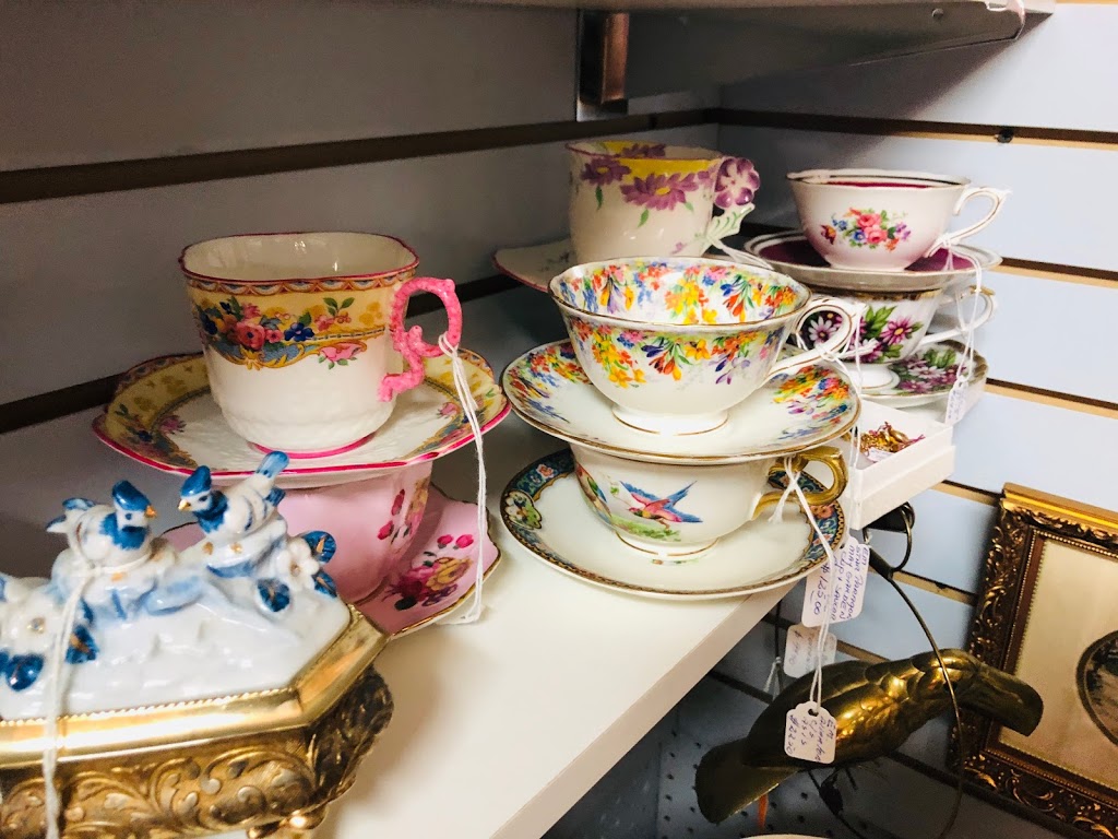 Inside Avenue Antiques | 3419 8 St SE, Calgary, AB T2G 3A4, Canada | Phone: (403) 287-1988