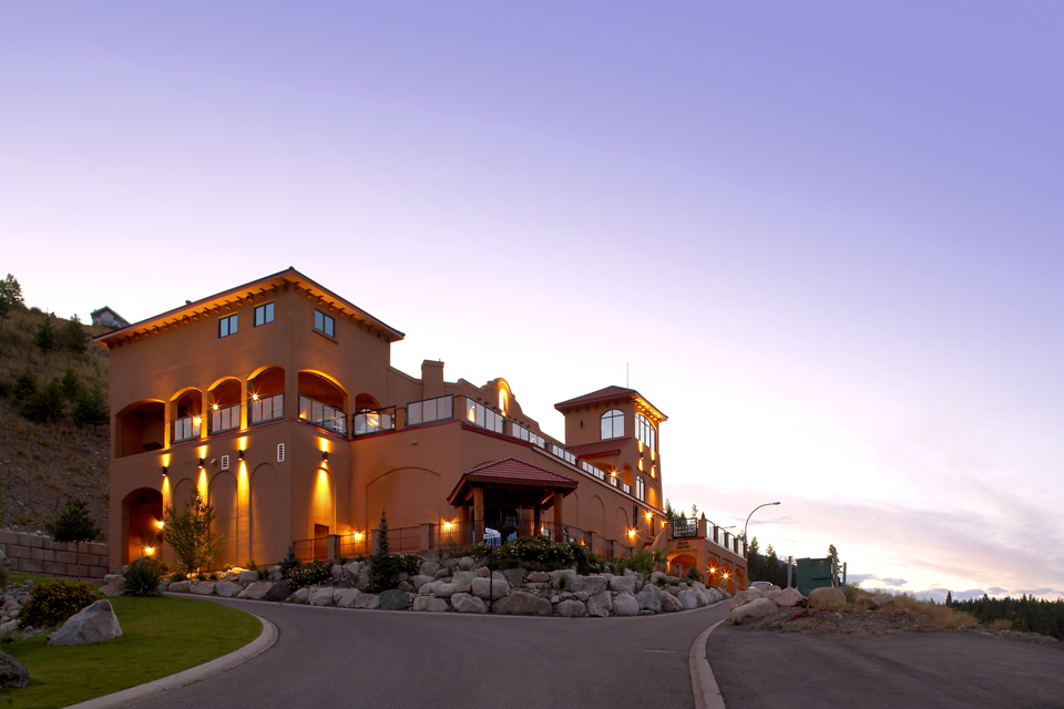 La Casa Resort Guest House | 7006 Terazona Dr, Kelowna, BC V1Z 3V9, Canada | Phone: (888) 226-5566