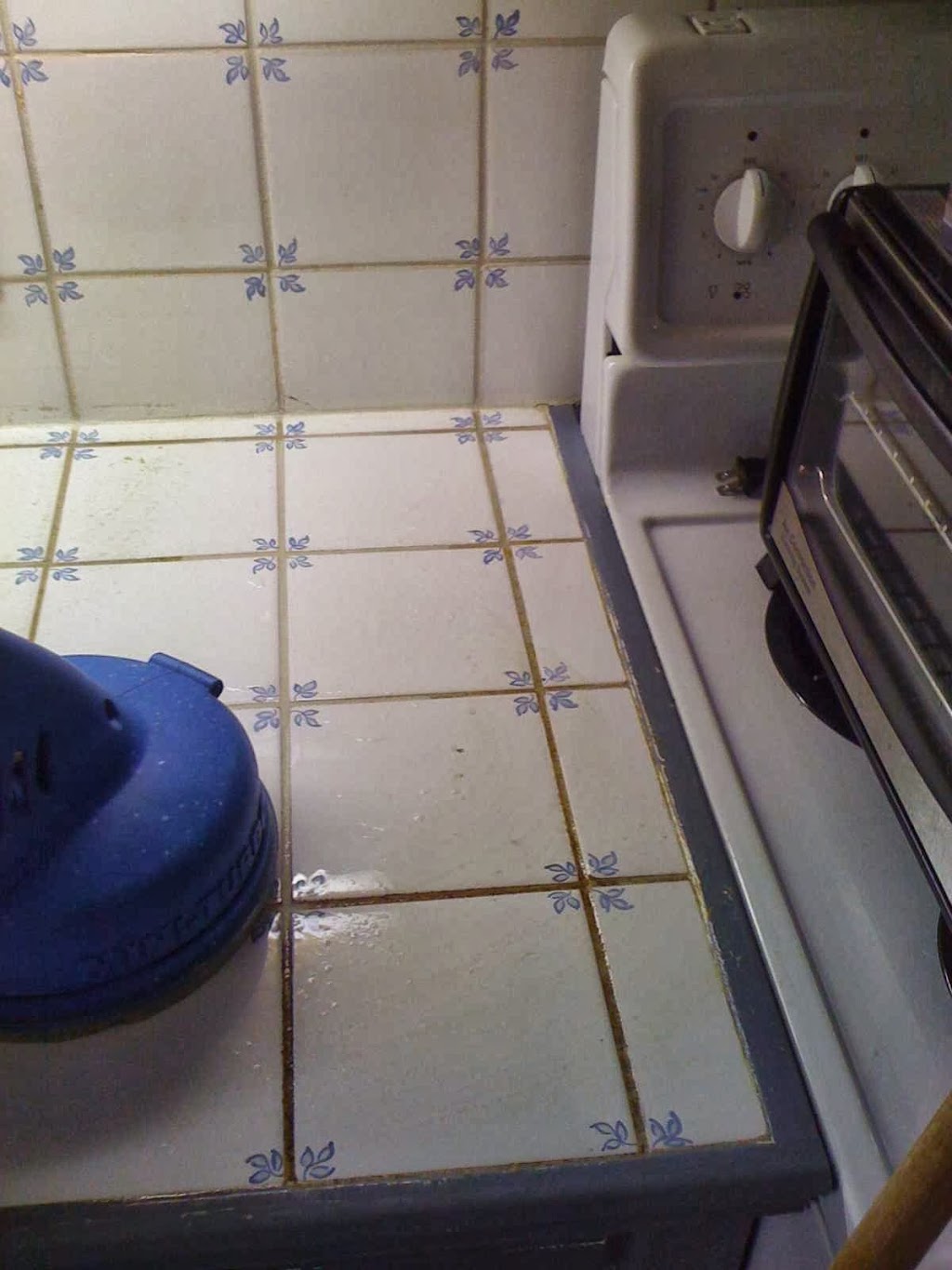 Grout and tile cleaning by Grout Clinic | 3058 Fifth Line W, Mississauga, ON L5L 5W3, Canada | Phone: (416) 829-4145