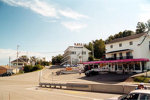 Auberge sur Mer (Motels au bord de leau) | 109 Rue du Quai, Saint-Siméon, QC G0T 1X0, Canada | Phone: (418) 638-2674