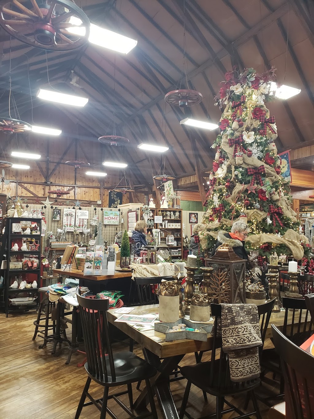 CraftWorks and Antiques At The Barn | 124 Lindsay Rd, Selwyn, ON K9J 0C5, Canada | Phone: (705) 750-1010