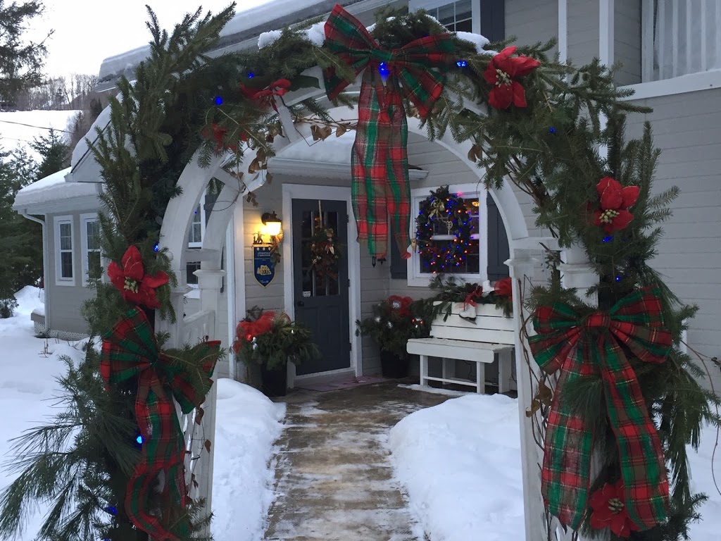 House Slippers and Grapefruit B & B | 1408 Rue Archambault, Sainte-Adèle, QC J8B 2X6, Canada | Phone: (450) 229-5312