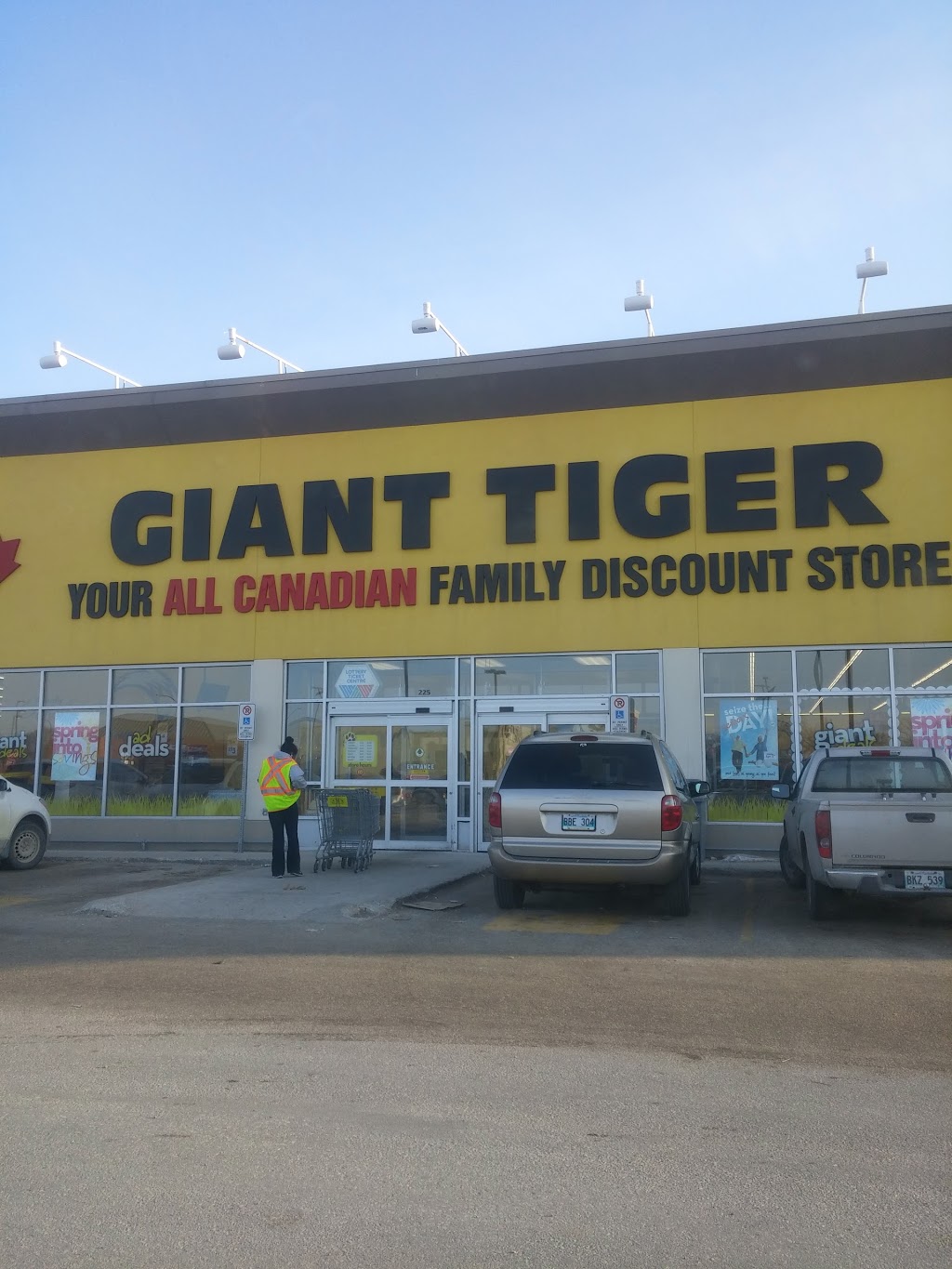 Giant Tiger | 225 Vermillion Rd., Winnipeg, MB R2J 4A1, Canada | Phone: (204) 256-7503