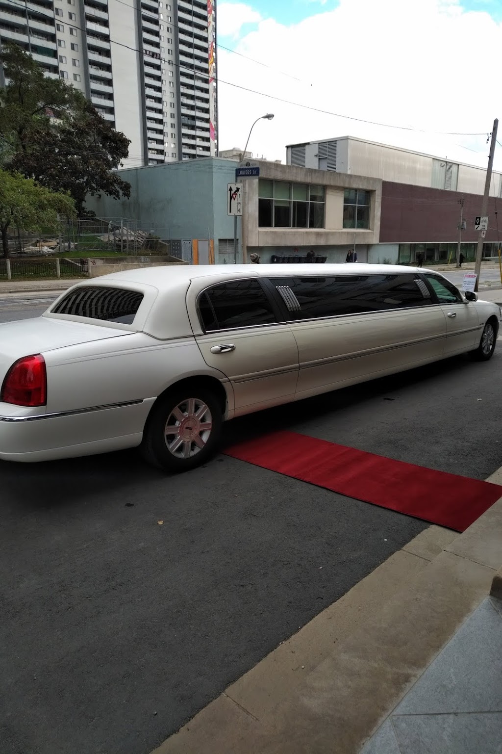 Royal Touch Limousine Service | 440 Rustic Rd, North York, ON M6L 1W9, Canada | Phone: (416) 725-7188