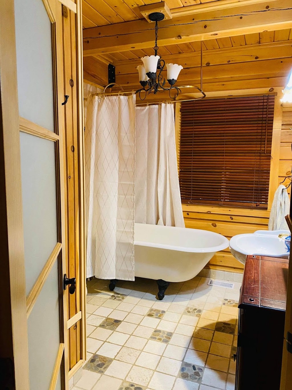 Chalet DOR | 26 Chem. des Anémones #10, Mansonville, QC J0E 1X0, Canada | Phone: (514) 569-8833