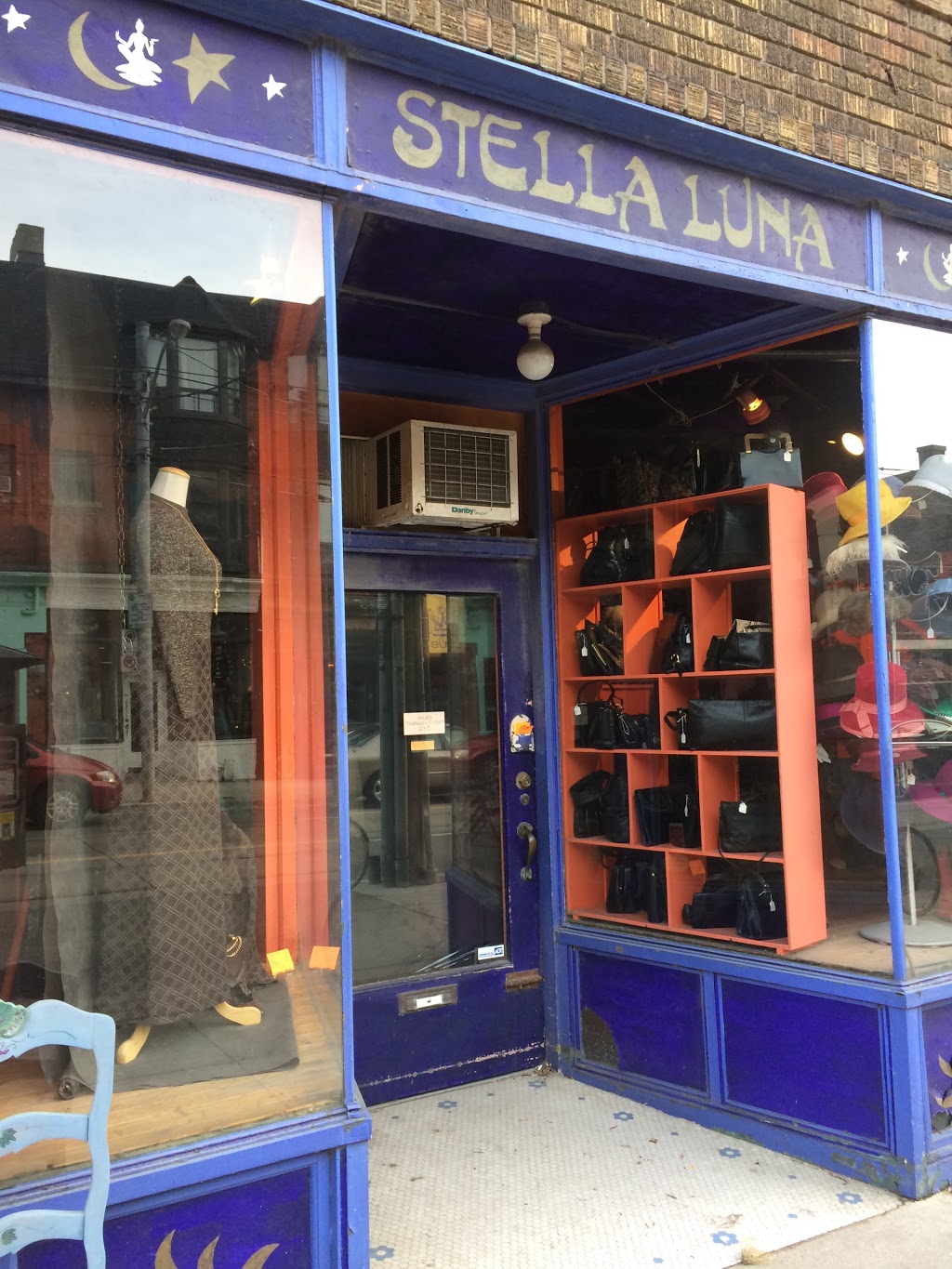 Stella Luna | 1627 Queen St W, Toronto, ON M6R 1B3, Canada | Phone: (416) 536-7300