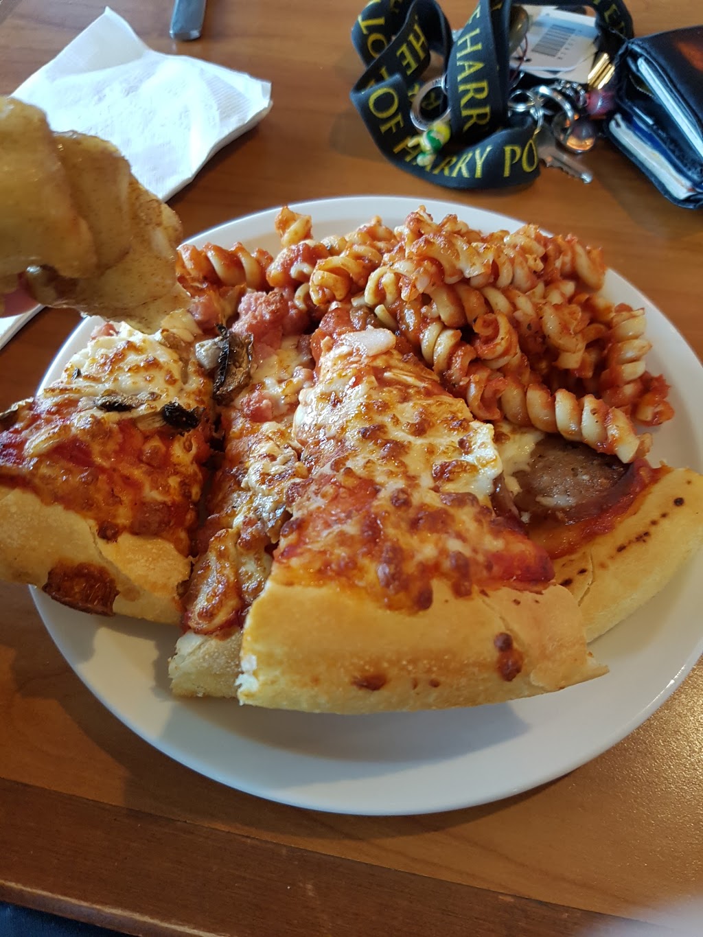 Pizza Hut | 32700 S Fraser Way #200, Abbotsford, BC V2T 4M5, Canada | Phone: (604) 557-0868