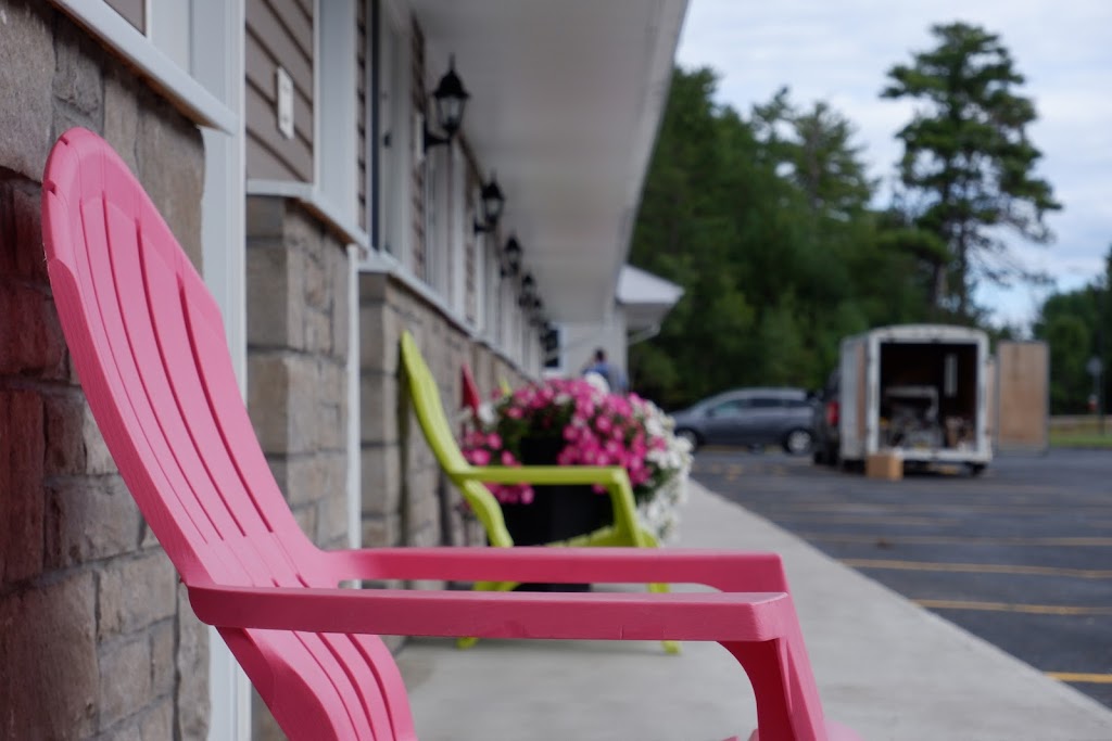 Pine Motel | 33852 ON-17, Deep River, ON K0J 1P0, Canada | Phone: (613) 584-3381