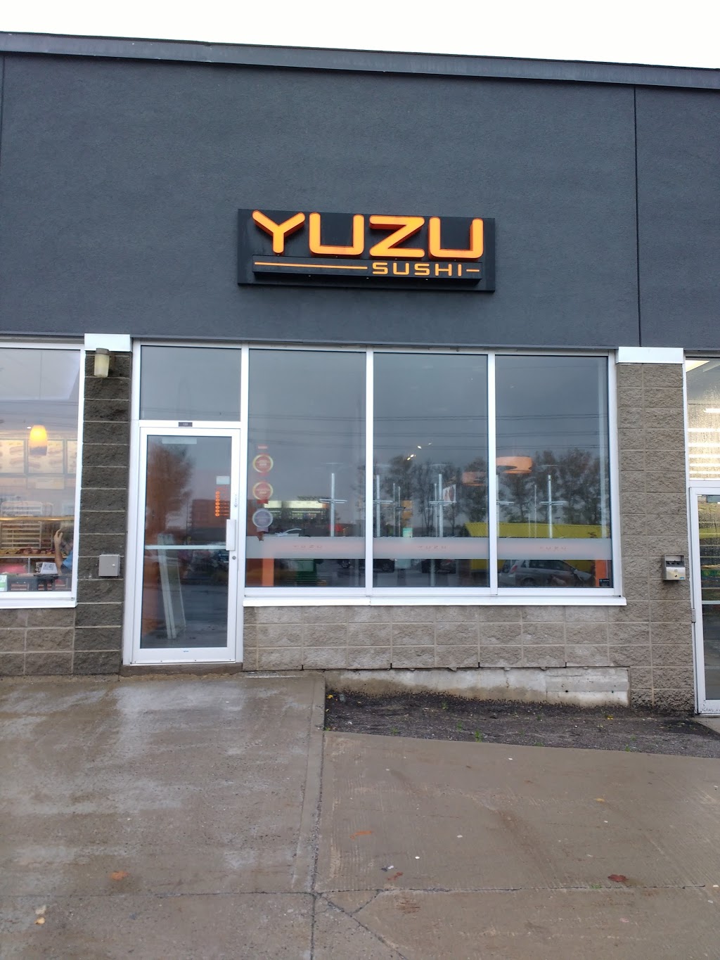 Yuzu sushi | 940 Chemin du Sault Suite 120, Saint-Romuald, QC G6W 5M6, Canada | Phone: (418) 903-9600