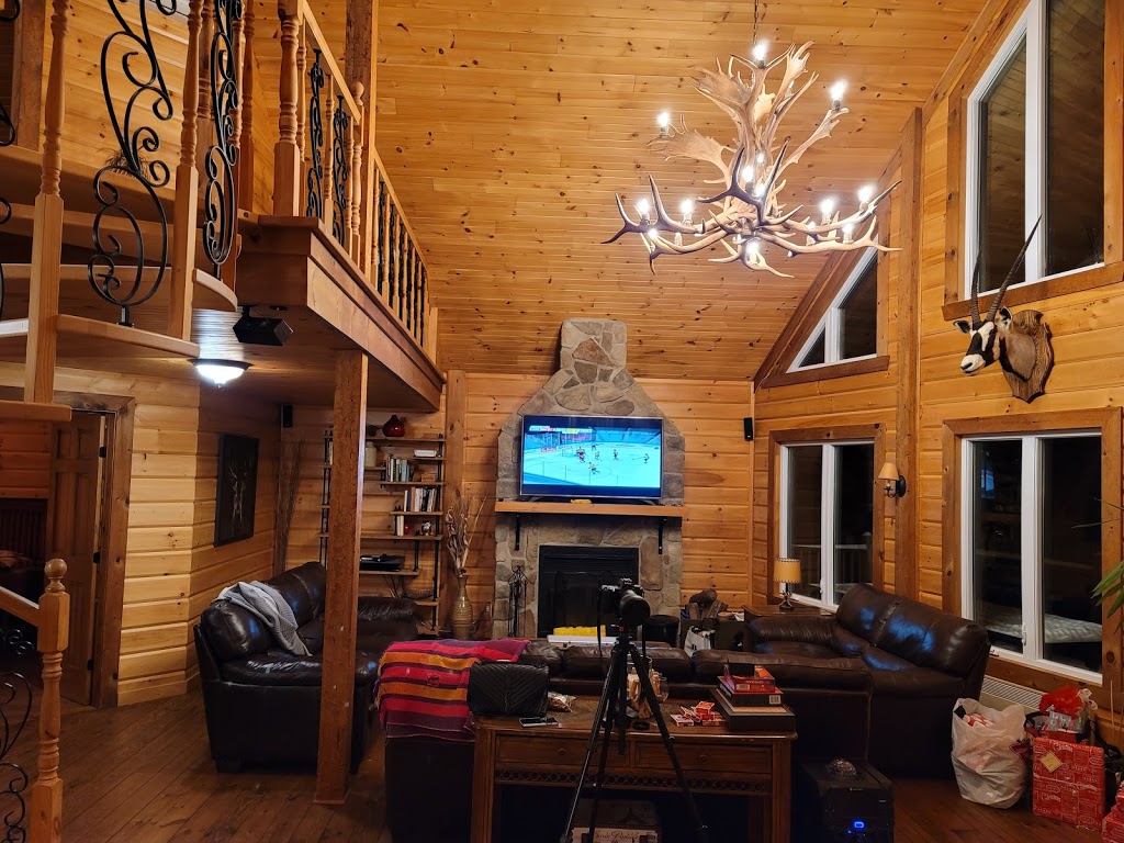 Chalet bois rond | 2710 Chemin du Lac Supérieur, Lac-Supérieur, QC J0T 1P0, Canada | Phone: (514) 510-8944