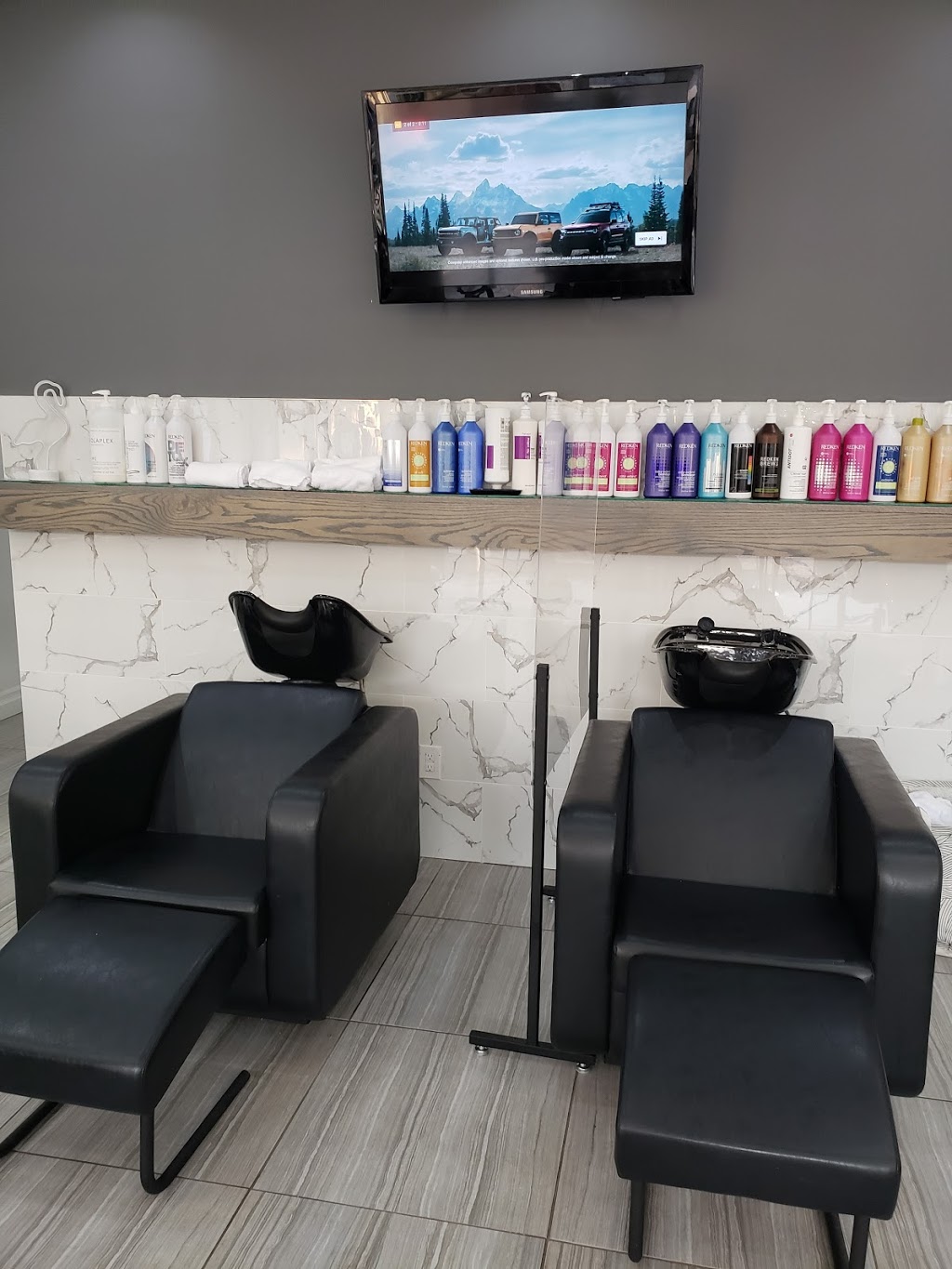 Beauty and the Blow Dryer | 253 Lakeshore Rd E, Mississauga, ON L5G 1G9, Canada | Phone: (905) 271-6776