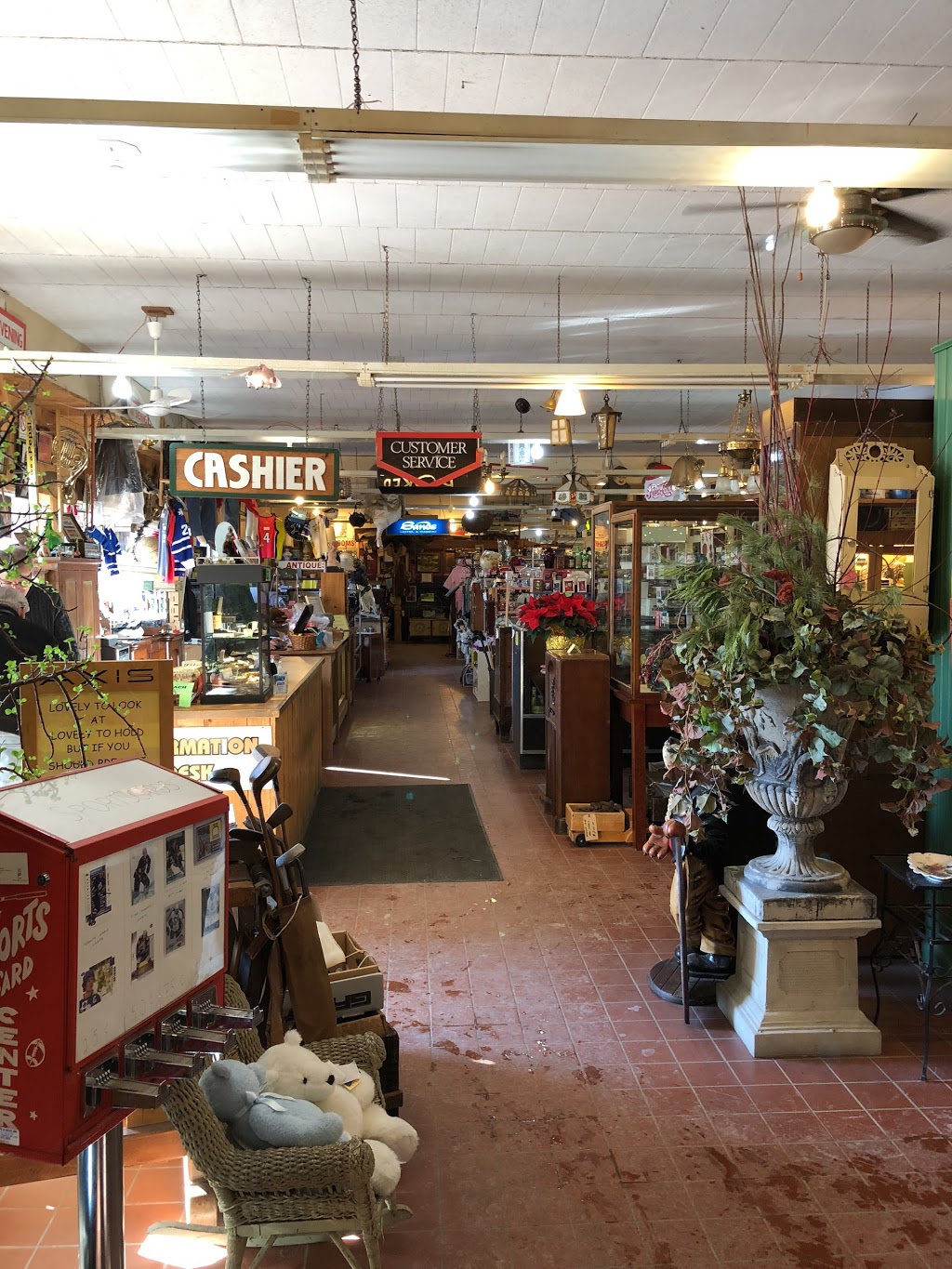 Crossroads Antique Market | 1146 Colborne St E, Brantford, ON N3T 5M1, Canada | Phone: (519) 759-8960