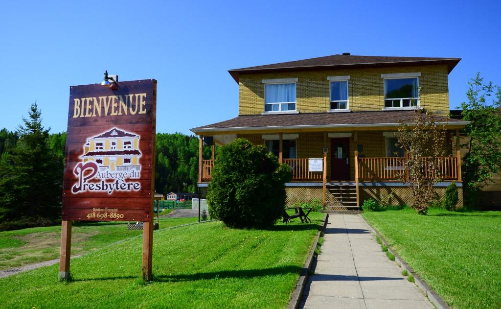 Auberge du Dimanche | 412 Rue Principale, Rivière-Éternité, QC G0V 1P0, Canada | Phone: (418) 608-8890