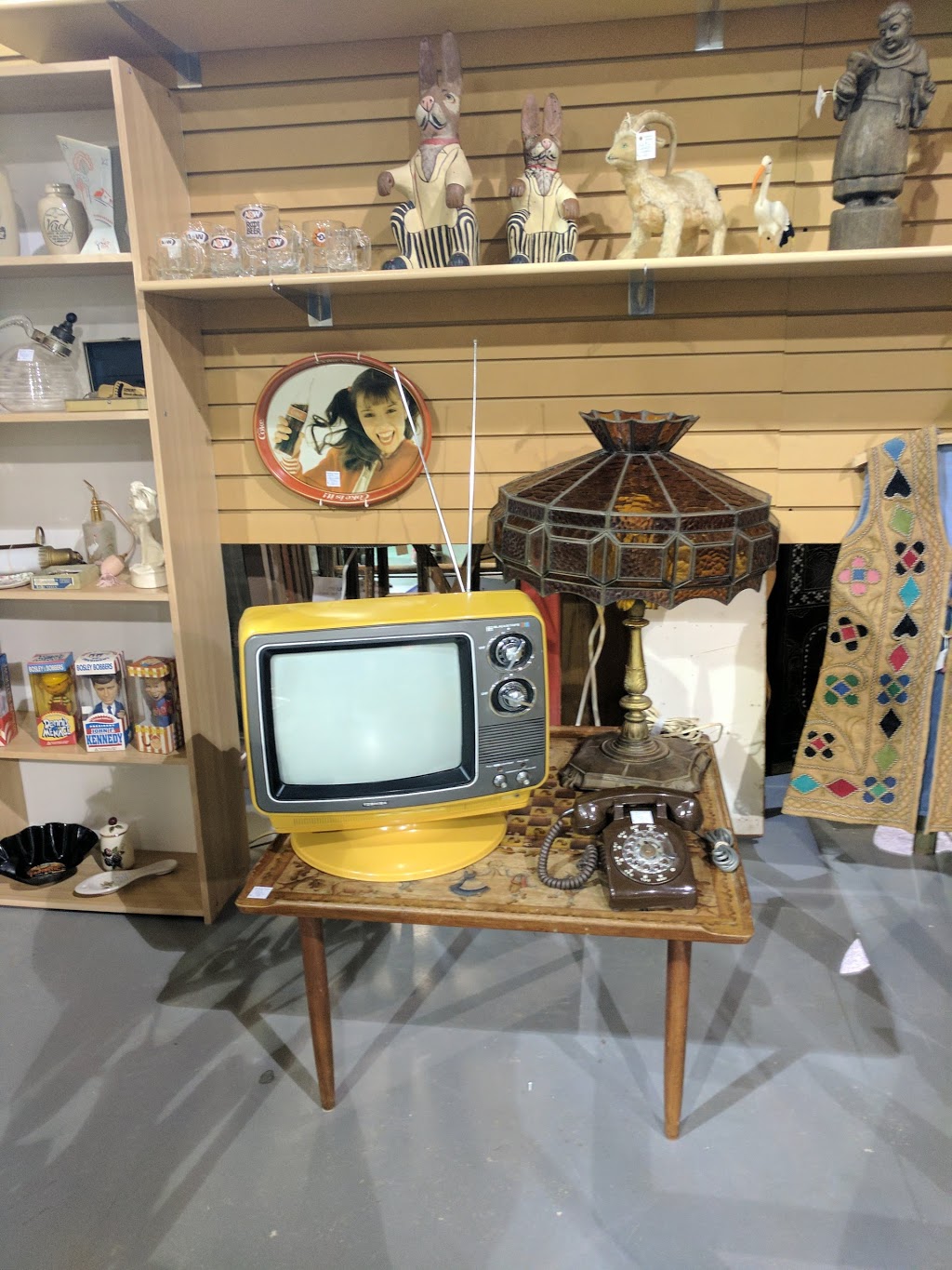 Roadshows 400 Antiques Mall | 2207 Industrial Park Rd, Innisfil, ON L9S 3V9, Canada | Phone: (705) 436-6222