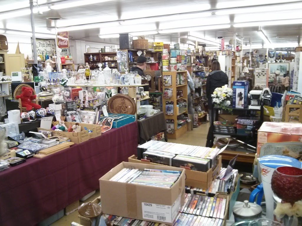 Collins Bay Flea Market | 666 Collins Bay Rd, Kingston, ON K7M 7E9, Canada | Phone: (613) 389-2227