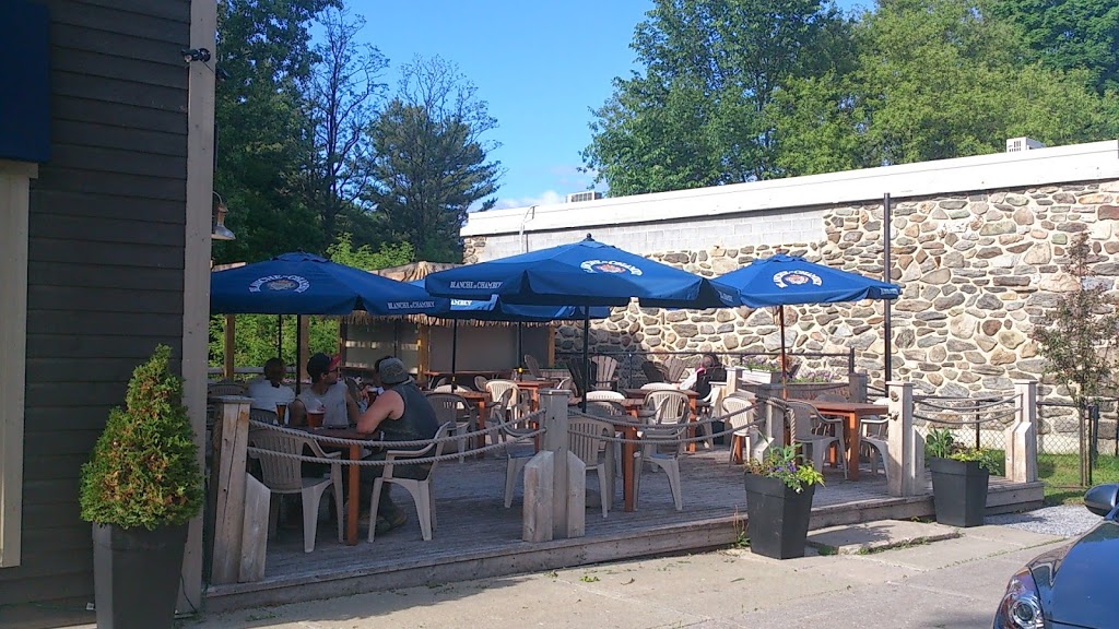 Pub Le Belvédère | 86 Rue Principale, Bedford, QC J0J 1A0, Canada | Phone: (450) 248-4394