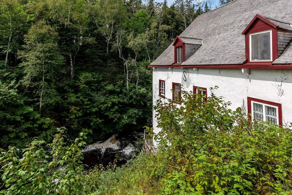 Le Moulin Seigneurial de Les Éboulements | 2040 Route du Fleuve, Les Éboulements, QC G0A 2M0, Canada | Phone: (418) 635-2239