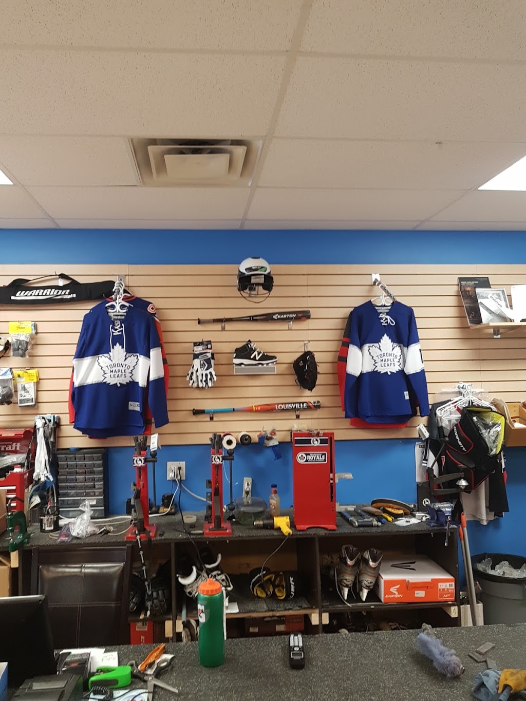 Hockey Lion Markham | 6050 York Regional Rd 7 #4, Markham, ON L3P 3A9, Canada | Phone: (905) 554-0202