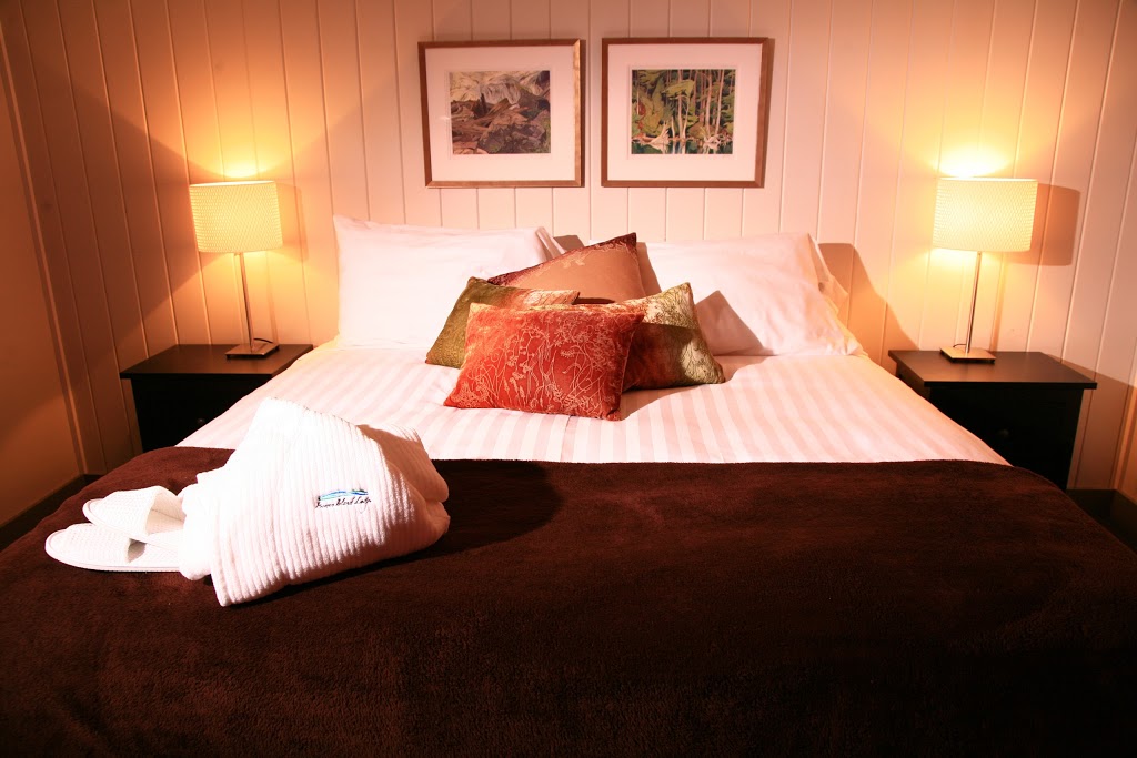 Bowen Island Lodge | 380 Cardena St, Bowen Island, BC V0N 1G1, Canada | Phone: (877) 947-2129