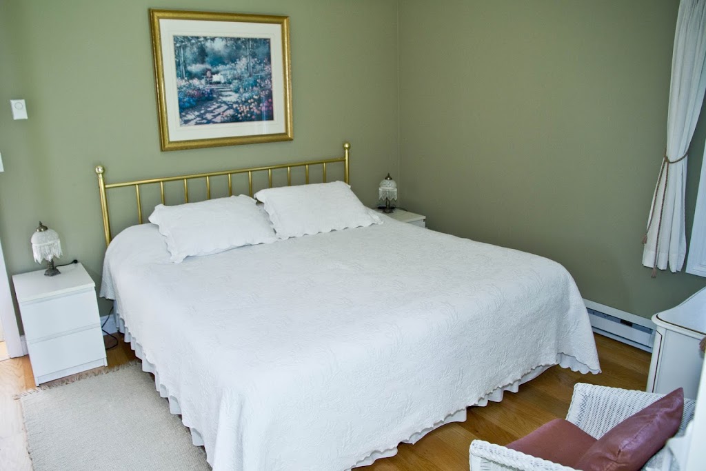 Mountain Bed & Breakfast | 258 Balmoral Rd E, North Vancouver, BC V7N 1R5, Canada | Phone: (604) 987-2725