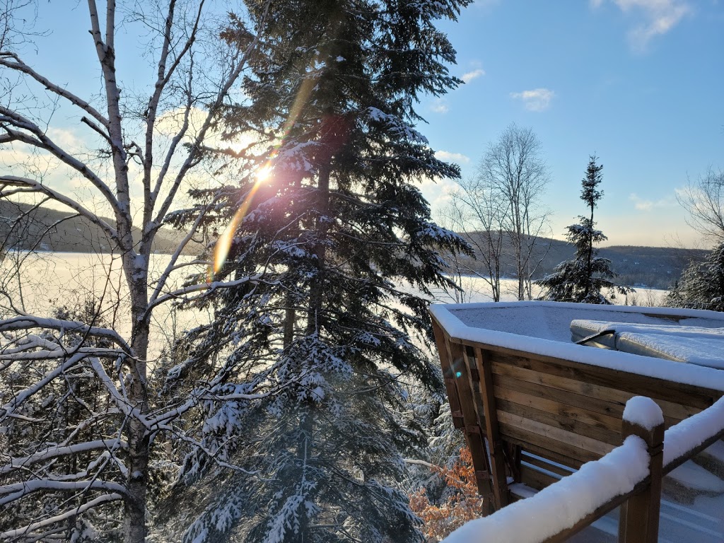 Chalet bois rond | 2710 Chemin du Lac Supérieur, Lac-Supérieur, QC J0T 1P0, Canada | Phone: (514) 510-8944