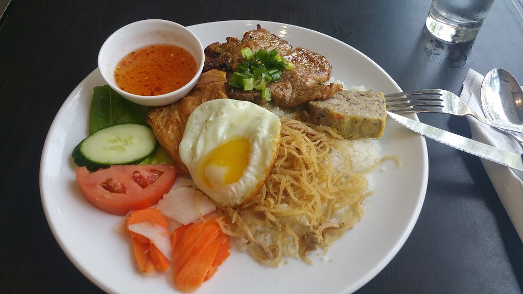 Pho Phuong Vietnamese Restaurant | 1603 Dundas St W, Toronto, ON M6K 1T9, Canada | Phone: (416) 536-3030