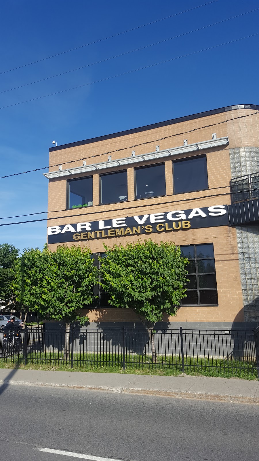 Bar Le Vegas | 2308 Boulevard Marie-Victorin, Longueuil, QC J4G 1B4, Canada | Phone: (450) 646-4220