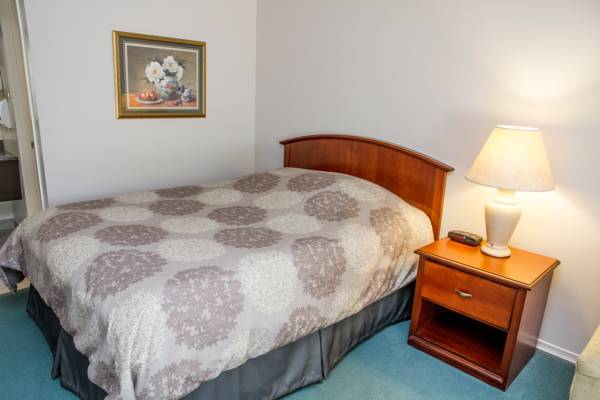 Rideau Heights Inn | 72 Rideau Heights Dr, Nepean, ON K2E 7A6, Canada | Phone: (613) 226-4152