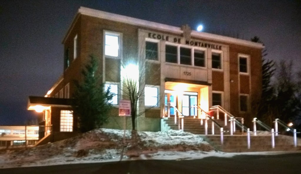 École De Montarville | 1725 Rue de Montarville, Saint-Bruno-de-Montarville, QC J3V 3V2, Canada | Phone: (450) 653-2411