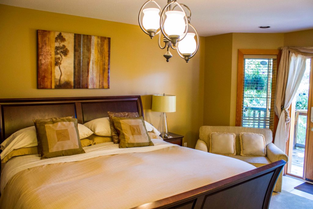 Tranquility Bay Waterfront Inn | 7651 Sechelt Inlet Rd, Sechelt, BC V0N 3A4, Canada | Phone: (855) 458-3004