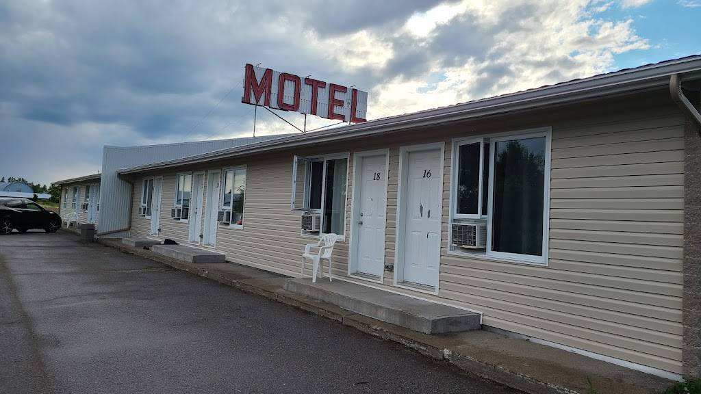 Motel le Rond Point | 1773 QC-169, Métabetchouan-Lac-à-la-Croix, QC G8G 1A8, Canada | Phone: (418) 349-3413