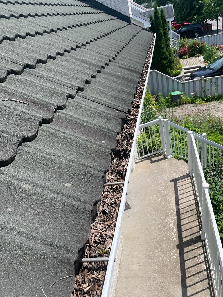 Montreal Gutter Cleaning | 8259 Chem. Mackle, Côte Saint-Luc, QC H4W 3L1, Canada | Phone: (438) 701-1363