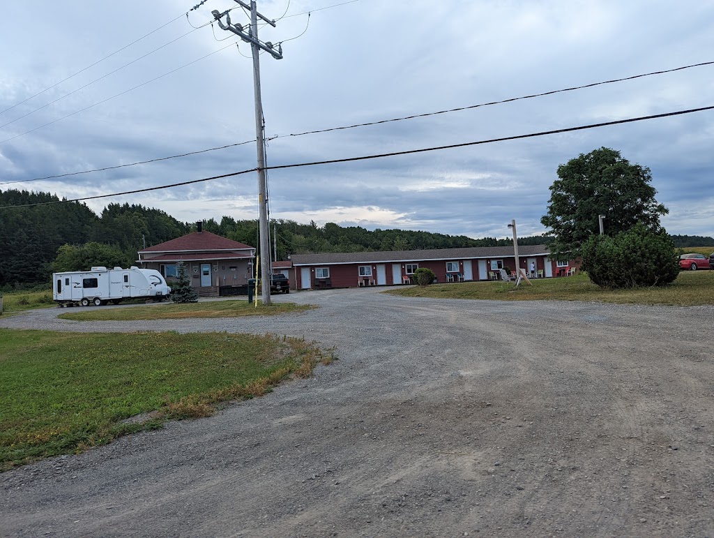 Motel Rivière-Trois Pistoles Inc | 141 QC-132, Trois-Pistoles, QC G0L 4K0, Canada | Phone: (418) 851-4178